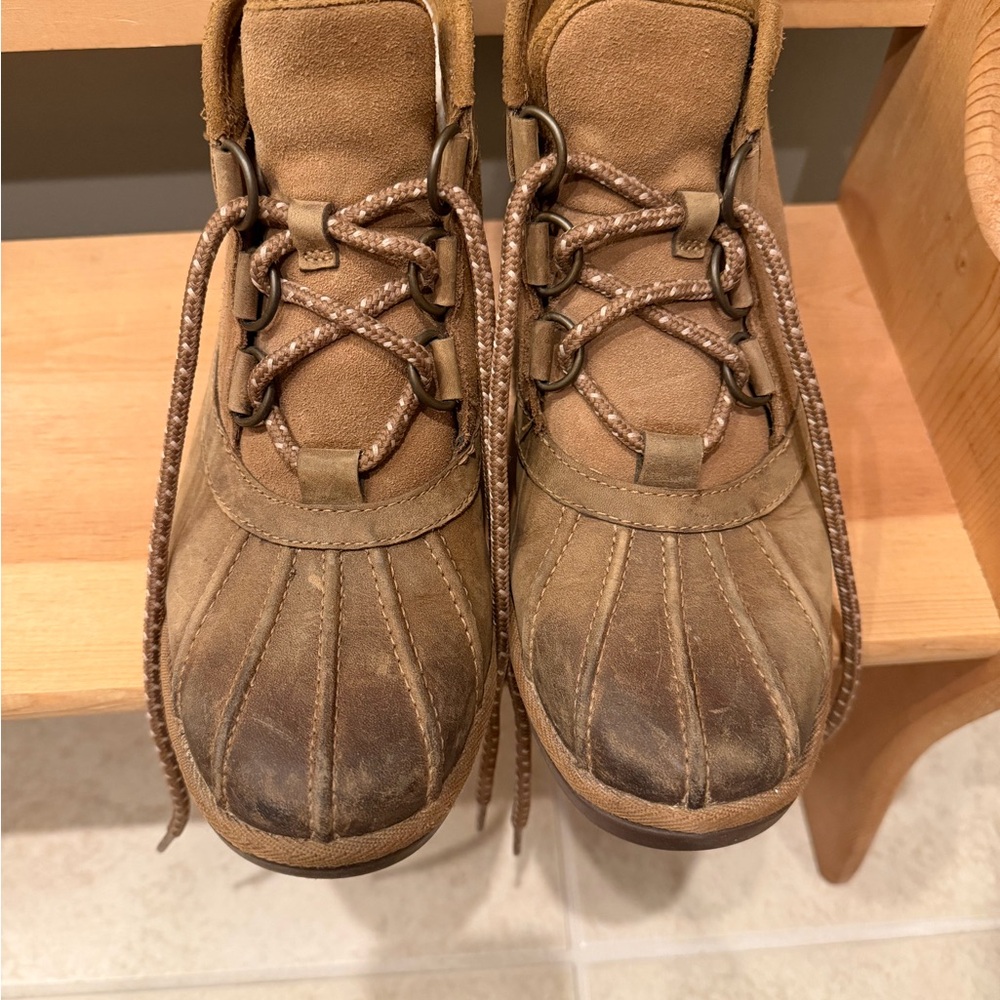 UGG women’s size 7 Tan Suede Duck Boots